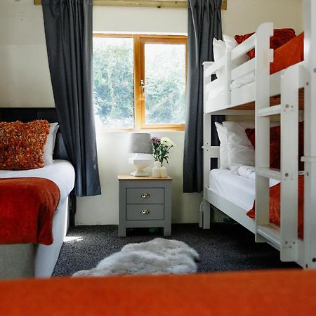 The West Barn Near Bath, Sleeps 24 And 2 Hot Tubs Villa Bristol Dış mekan fotoğraf