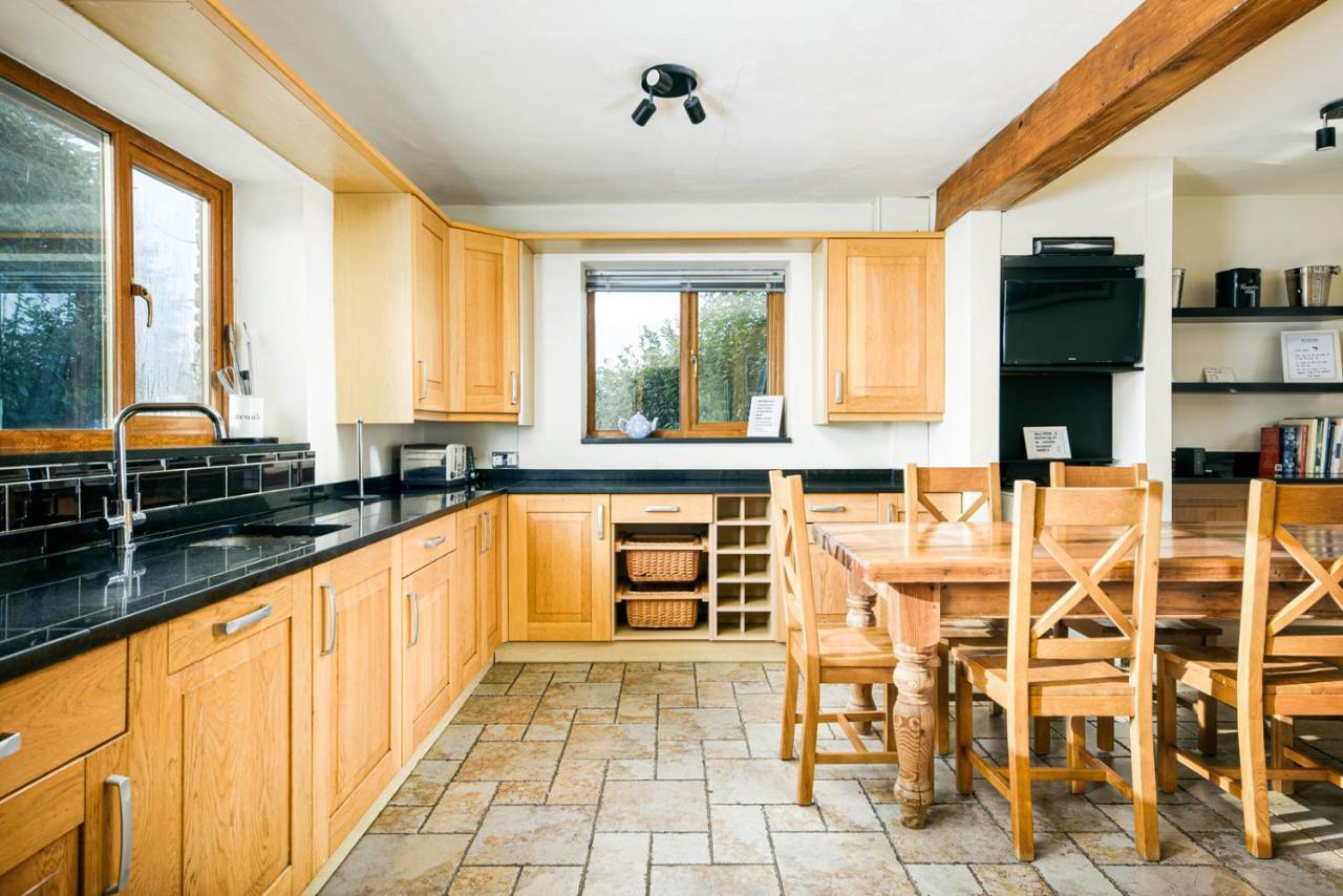 The West Barn Near Bath, Sleeps 24 And 2 Hot Tubs Villa Bristol Dış mekan fotoğraf