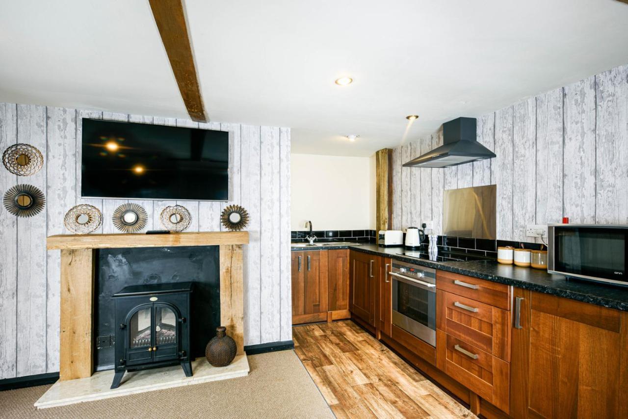 The West Barn Near Bath, Sleeps 24 And 2 Hot Tubs Villa Bristol Dış mekan fotoğraf