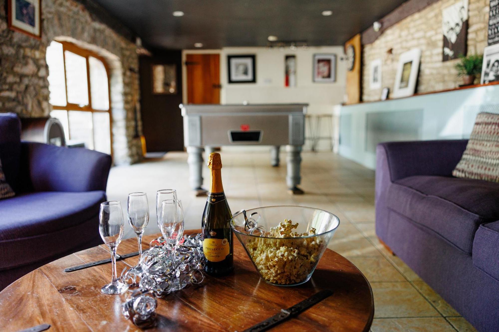 The West Barn Near Bath, Sleeps 24 And 2 Hot Tubs Villa Bristol Dış mekan fotoğraf